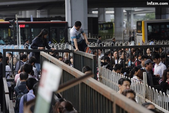 　　每天早晨，燕郊上班族等车涌向京城，很多人每天需花4个多小时往返。“千人挤爆930公交”、“30万北漂跨省上班”的新闻也传遍网络。