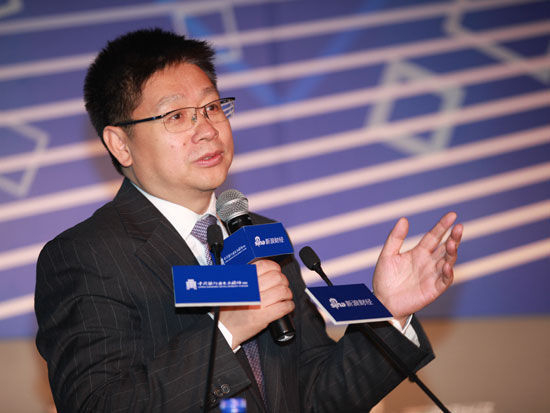 图为华夏银行行长樊大志出席论坛并发表演讲(图片来源：新浪财经)