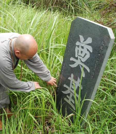 界空大和尚手指观音像奠基石碑的日期，一声叹息，“抗战才8年，我们都过去两个8年了。”