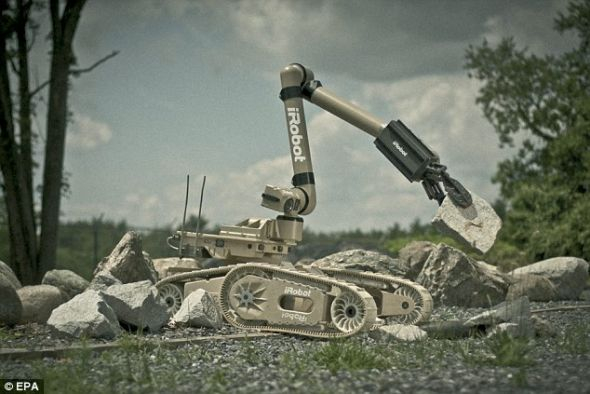 这是一台iRobot 710“勇士”机器人，它可以举起重达将近100公斤的重物，可以帮助清理废墟