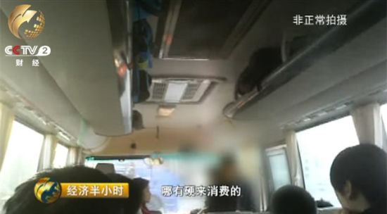 　　这是10月2日一辆从成都开出的旅游大巴，然而，旅行的第一个景点还没到，车上的游客就因为行程单上推荐自费项目变成了强制消费，与导游发生了激烈争执。