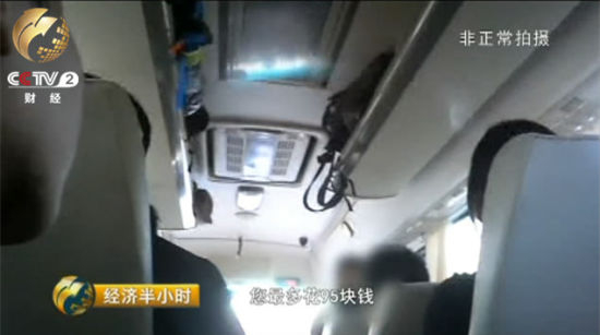 在前往峨眉山的路上，导游小钟也开始向游客们介绍起了第二天峨眉山的“两种玩法”。