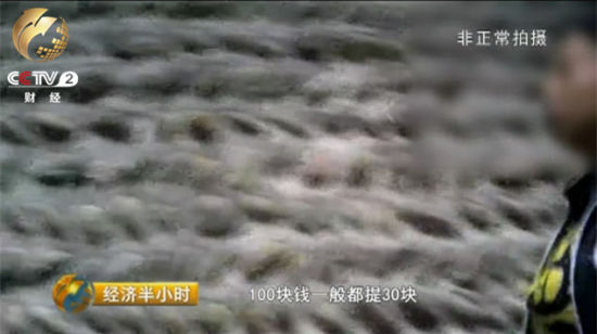 　　当地商贩告诉记者，在峨眉山做生意，全靠导游带客，她自己的药材生意也会通过给导游提成来招揽生意。