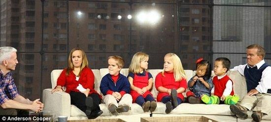 　　在这个“世外桃园”里，他们看上去与其他人与众不同。这是约翰斯顿一家，他们是现实版的“七个小矮人”。