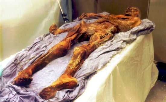 　　尽管在冰川内掩埋了5300年之久，“奥茨”仍保存完好，令科学家感到吃惊。现在，这个冰人保存在意大利博尔扎诺的考古学博物馆