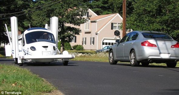 变身小汽车！按下按钮，只需15分钟就从飞机变成汽车！