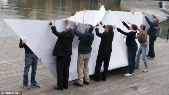 最后几步完成后，这只船就要开始它的处女航了，但是它能漂起来吗？