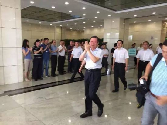 王晓初在与中国电信员工告别时泪洒当场