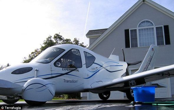 漂亮的轮子：一辆飞行汽车停在屋子旁，它仍然需要每周末进行清洗