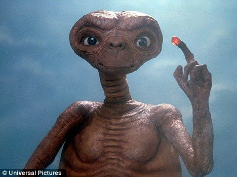 　　近日一位俄罗斯科学家预言人类将在20年内发现外星人，并且认为它们的样子将和人类非常相似——拥有两只手两条腿和一个脑袋——大概就像是E.T中的外星人形象