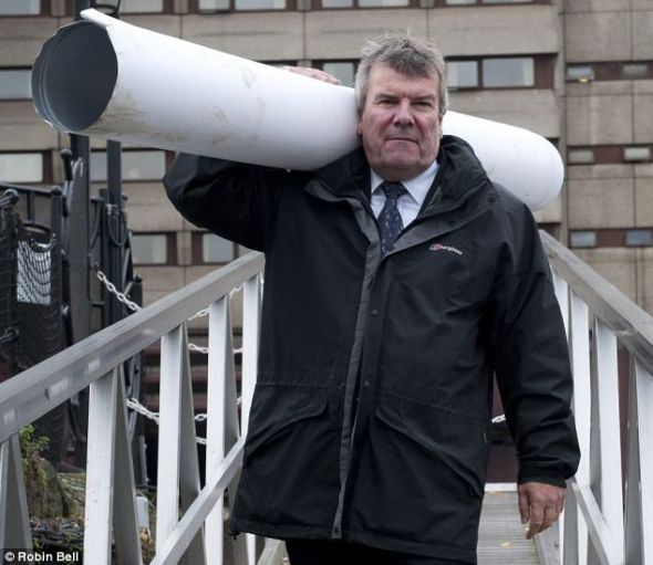 比尔·莫兰德扛着的纸卷，德国艺术家弗兰克·博尔特将用它折一只大船。