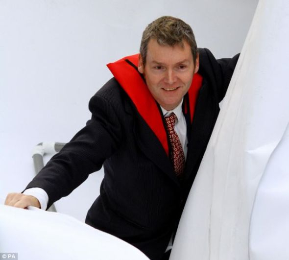 一切都很顺利，不过一些人告诉我，我看起来就像骑在一个浸满水的蛋白酥皮卷上。