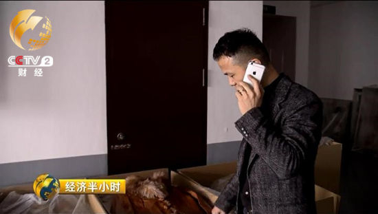 办公室外面是打包好的要销往俄罗斯的皮衣，但张水清突然接到了货款延迟的消息。