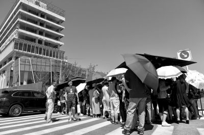 昨天，位于通州的保利大都汇楼盘开盘门前站满了购房者。京华时报记者赵思衡摄