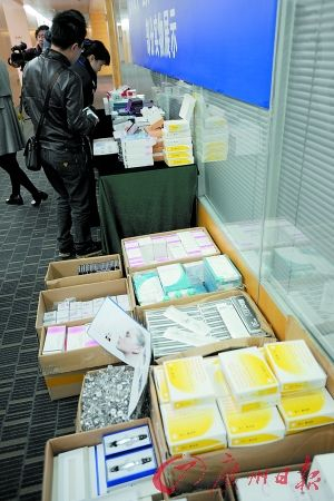 海关发布会现场，走私的各种针剂令人咋舌。