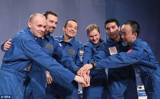 　　2011年，在莫斯科结束了520天的模拟火星之旅后，参与“火星500”实验的6名志愿者——3名俄罗斯人，1名法国人，1名哥伦比亚人和1名中国人——合影留念。“火星500”实验旨在了解与世隔绝的环境对宇航员的影响