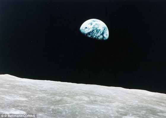 　　1968年“阿波罗8”号月球任务期间，宇航员弗兰克-博尔曼、吉姆-洛威尔和威廉-安德斯看到的地出景象