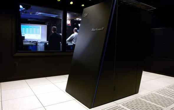 “沃森”超级计算机“大脑”的一部分，研究人员正在旁边房间中测试“危险边缘”模拟平台