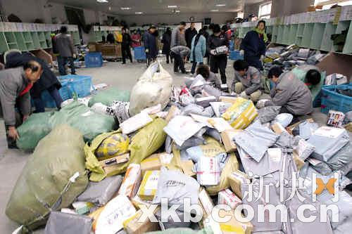 2011年1月6日，江苏南通一快递公司员工分发运送快件。 CFP