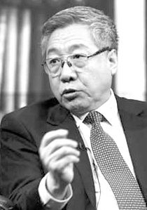 　　郑秉文，中国社会科学院世界社保研究中心主任、美国研究所所长，人力资源和社会保障部咨询专家委员会委员，全国社会保险标准化技术委员会委员。研究领域主要为福利国家，社会保障制度比较，社保基金投资和企业年金等。代表作有《郑秉文自选集》（三卷）、《中国养老金发展报告2014》、《国际社会保障制度改革的经验与教训》、《社会保障的发展历程与前沿探索》等。