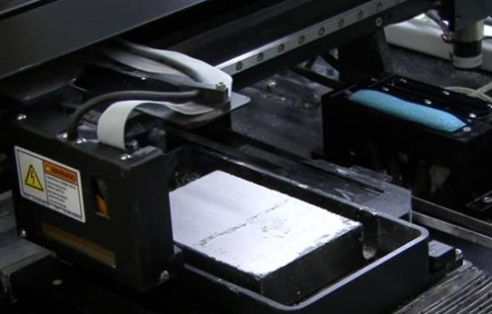 使用3D打印机制作骨骼替代品，未来将帮助外科医师更好地进行临床手术