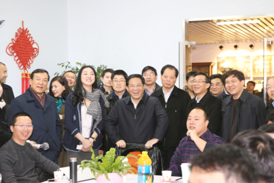 【图为2015年2月26日，李强省长在杭州调研梦想小镇建设，与创想会的部分年轻CEO交流】