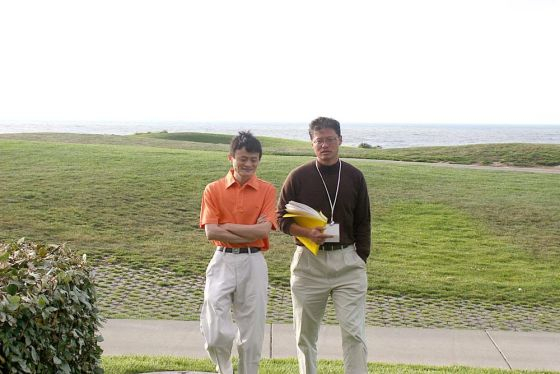 2005年，马云和杨致远散步归来，一次随意的交流改变了两家公司的命运