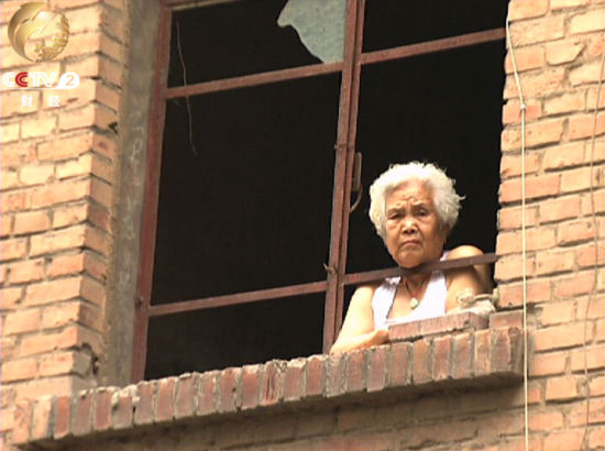 　老人倚窗而立，盼望能搬新家