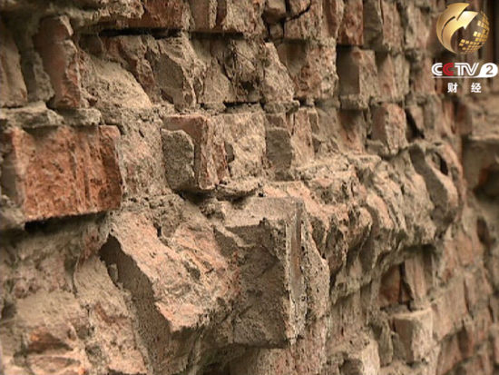 由于粉化而厚度变薄的墙体