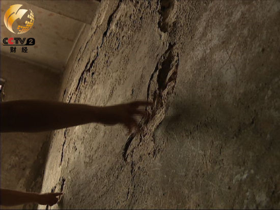 墙壁粉化，已经露出墙体