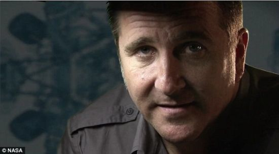 　　宇航局工程师亚当-斯特泽纳。在宇航局公布的一段视频中，他与其他几位工程师介绍了“好奇”号的整个着陆过程