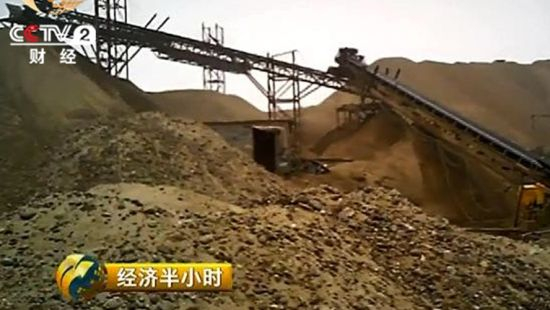 从河里采出的河砂都堆在这样的砂场里，沙堆一座连着一座。