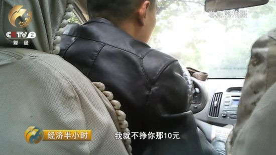 　　在去往兵马俑的路上，司机明确告诉记者，兵马俑不但不能提供讲解，而且连门票也要自己去排队购买，如果不想排队，可以多花10元钱，他来帮忙买票。