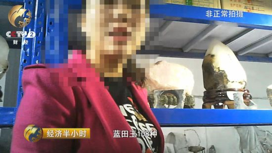 走进玉器厂的房间，工作人员正引领游客进行参观。