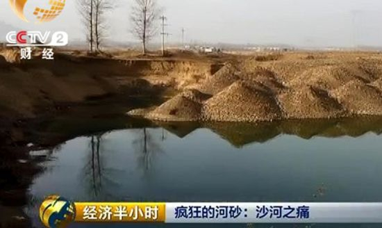 在马楼乡的沙河岸边，一座座石子堆成的小山，连成一片。