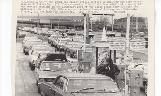 1973年石油危机造成纽约油荒的报道和新闻图片，而中东石油大国借此迎来了黄金期