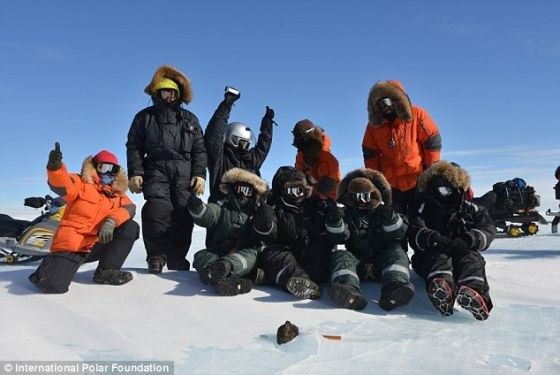 　　布鲁塞尔-日本SAMBA陨石探险队成员，他们在位于伊丽莎白公主站南部大约140公里处的南森冰原进行一项实地考察旅行时发现这块重达18公斤的陨石