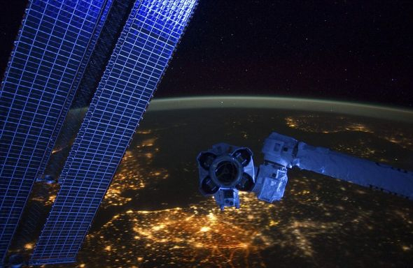 在国际空间站上观赏到的西欧夜景，处在中部的是比利时和荷兰，灯火辉煌，十分壮观