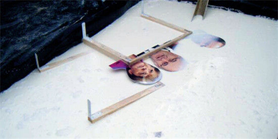 　　奶，在发达国家也屡见不鲜。2014年12月，欧洲奶农在欧盟委员会大楼门口，倾倒牛奶，抗议奶价连续数月下跌。