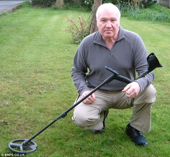 60岁的库珀，正是他在柴郡桑德巴奇一名农民的田里地发现了黄金胸针