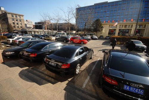 2014年7月中央出台严格的公车改革方案，取消副部级以下干部的公务用车