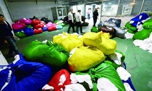 　　在东六环外，通州区小圣庙一带，坐落着不少洗涤厂，这些洗涤厂往往选择开在不易被人发现的村巷内。今年5月12日，在市环保局和通州区环保局的一次联合夜查中，它们曝光在公众的视线中。