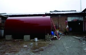 　　除通州小圣庙外，顺义城乡结合部也同样有洗涤厂聚集区，遍布着多家由10至20人组成的“小作坊”洗涤厂。在一处小洗涤厂内，几名工人在分拣床单，而他们脚下的地面上污水横流，污水不经任何处理就直接排放了。