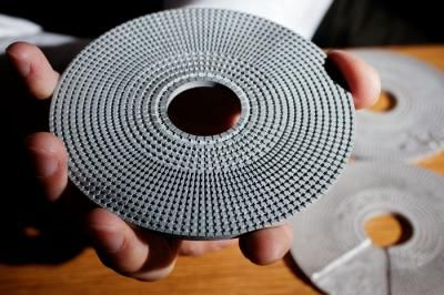 　　伊利诺斯大学研究人员设计了一个二维的圆柱形外罩，这种外罩由16个声音线路构成的同心环组成，每个环拥有不同的折射指数，可以引导声波的方向。