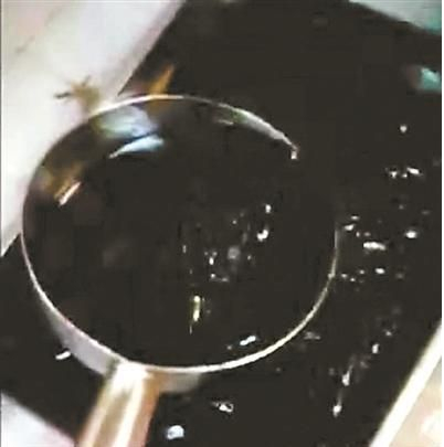 反复使用的油黑得像酱油