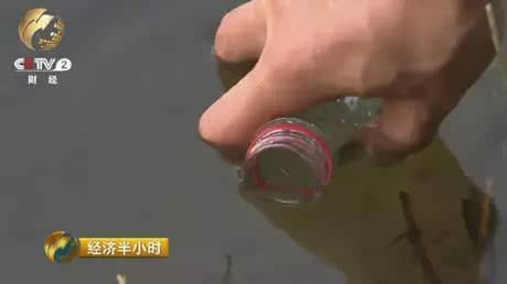 记者在贾鲁河内取了一瓶水