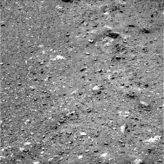 　　“机遇”号在“奋进”陨石坑西部边缘对土壤进行拍摄。本图显示，这里的地形与“机遇”号此前漫游过的地形完全不同。