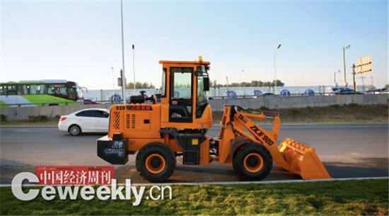 通州现在像一个大工地，不时可以看见推土机停在路边的停车位上。《中国经济周刊》记者 肖翊 摄