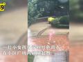 直击大连暴雨 一女孩雨中忘我翩翩起舞
