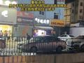 男子砍伤路人店主用拖把抵门保护客人